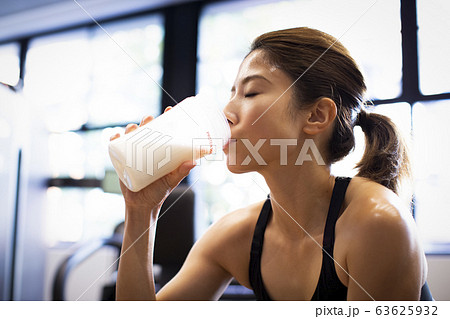プロテインを飲む女性 63625932