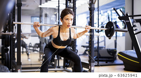 トレーニングをする女性 63625941