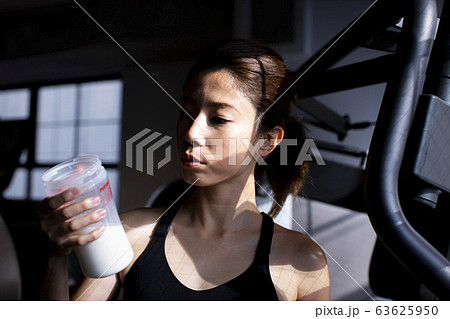 プロテインを飲む女性 プロテインを飲む女性 63625950