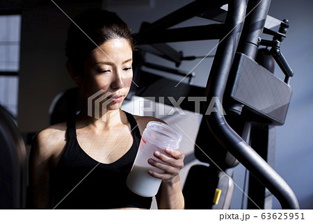 プロテインを飲む女性 63625951
