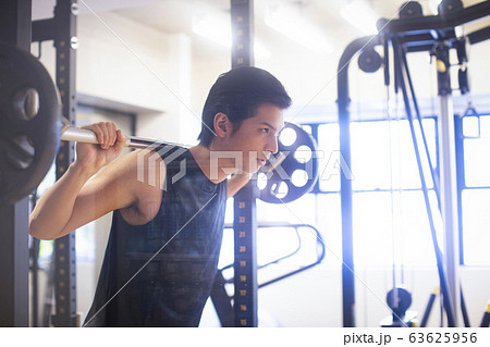 トレーニングをする男性 63625956
