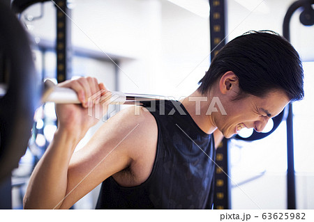 トレーニングをする男性 トレーニングをする男性 63625982