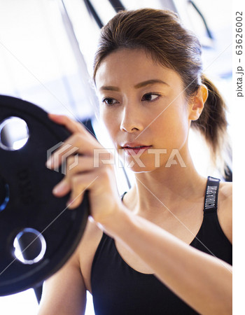 トレーニングをする女性 63626002