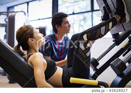 トレーニングをする女性とトレーナー 63626027