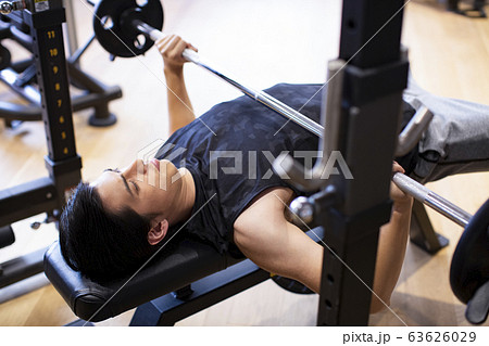 トレーニングをする男性 トレーニングをする男性 63626029