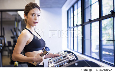 ダンベルを選ぶ女性 ダンベルを選ぶ女性 63626052