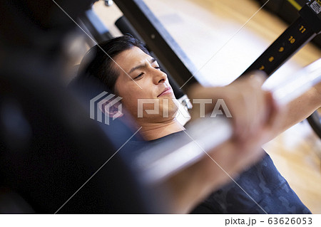 トレーニングをする男性 63626053