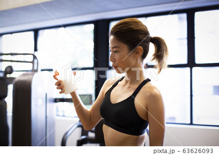 プロテインを飲む女性 プロテインを飲む女性 63626093