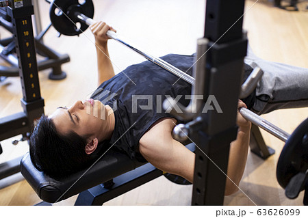 トレーニングをする男性 トレーニングをする男性 63626099