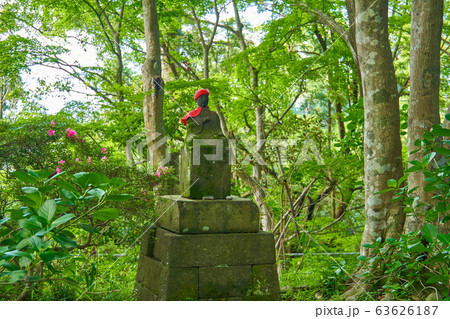 東京八王子市の新緑の高尾山 仏舎利塔付近のお地蔵様 63626187