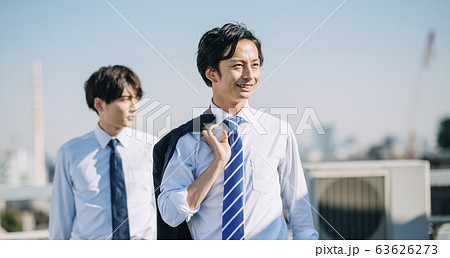 屋上にいるビジネスマン 63626273