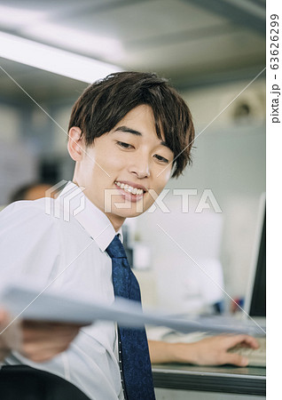 仕事をするビジネスマン 63626299