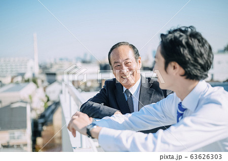屋上にいるビジネスマン 63626303
