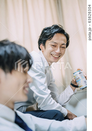 部屋でお酒を飲むビジネスマン 63626304