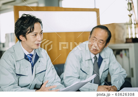 打ち合わせをするビジネスマン 63626308