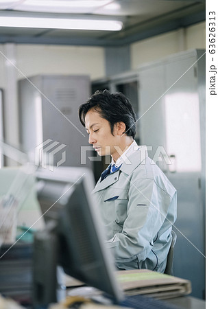 仕事をするビジネスマン 63626313