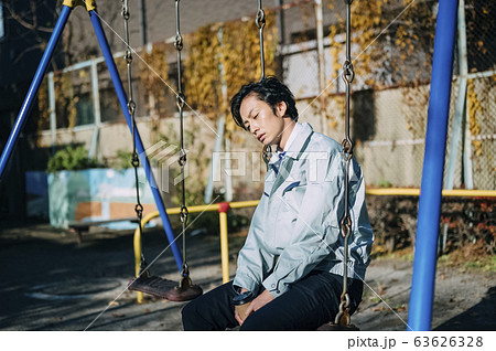 公園にいるビジネスマン 公園にいるビジネスマン 63626328