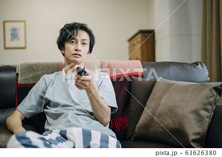 部屋でテレビを見る男性 部屋でテレビを見る男性 63626380
