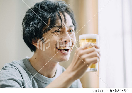 部屋でお酒を飲む男性 63626396