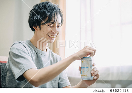部屋でお酒を飲む男性 63626418