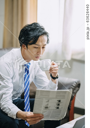 新聞を読むビジネスマン 新聞を読むビジネスマン 63626440