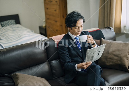 新聞を読むビジネスマン 63626529