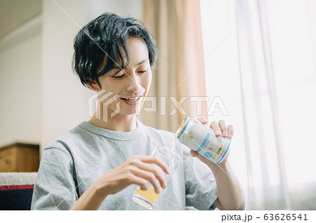 部屋でお酒を飲む男性 部屋でお酒を飲む男性 63626541