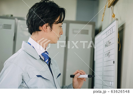 仕事をするビジネスマン 63626548