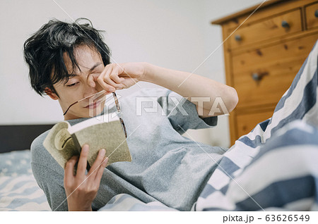 部屋で読書をする男性 63626549