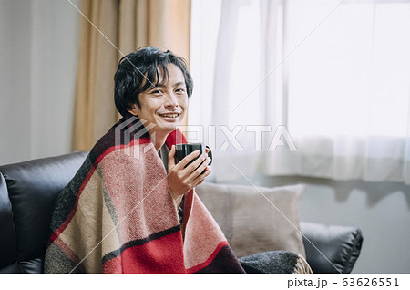 部屋でくつろぐ男性 部屋でくつろぐ男性 63626551