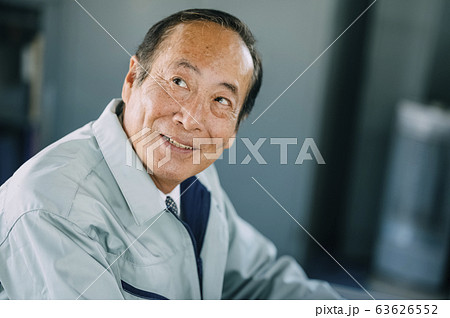 仕事をするビジネスマン 63626552