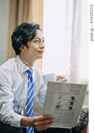 新聞を読むビジネスマン 新聞を読むビジネスマン 63626553