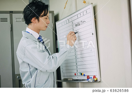 仕事をするビジネスマン 仕事をするビジネスマン 63626586