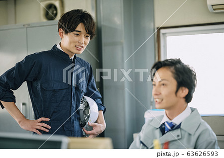 仕事をするビジネスマン 63626593