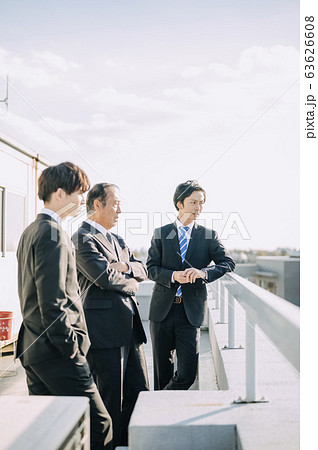 屋上にいるビジネスマン 63626608