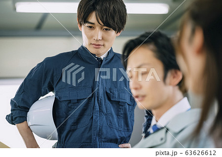 仕事をするビジネスマン 63626612