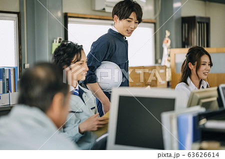 仕事をするビジネスマン 仕事をするビジネスマン 63626614