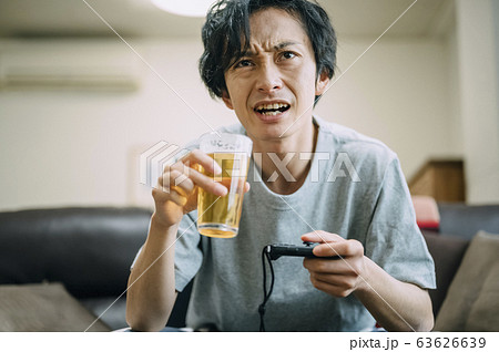 部屋でゲームをする男性 部屋でゲームをする男性 63626639