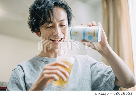 部屋でお酒を飲む男性 部屋でお酒を飲む男性 63626652