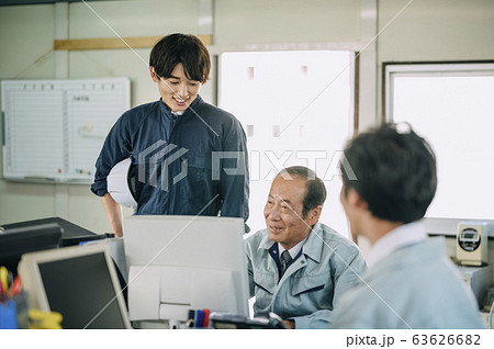 仕事をするビジネスマン 63626682