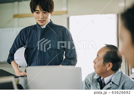 仕事をするビジネスマン 仕事をするビジネスマン 63626692