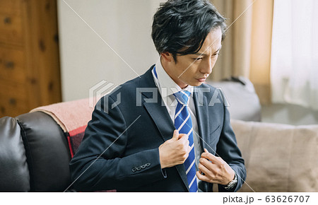 身支度をするビジネスマン 身支度をするビジネスマン 63626707