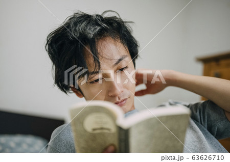部屋で読書をする男性 部屋で読書をする男性 63626710