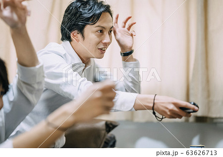 部屋でゲームをするビジネスマン 63626713