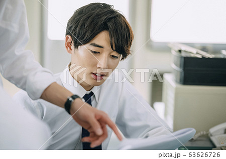 仕事をするビジネスマン 仕事をするビジネスマン 63626726
