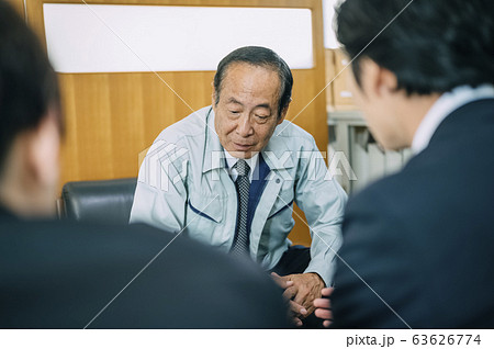 打ち合わせをするビジネスマン 63626774