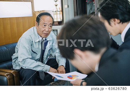 打ち合わせをするビジネスマン 63626780