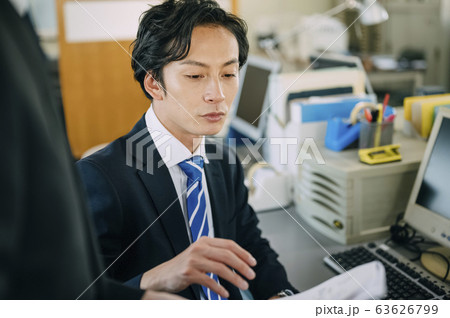 仕事をするビジネスマン 63626799