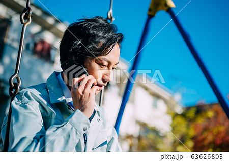 公園で電話をするビジネスマン 63626803