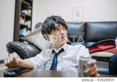 部屋でお酒を飲むビジネスマン 部屋でお酒を飲むビジネスマン 63626854